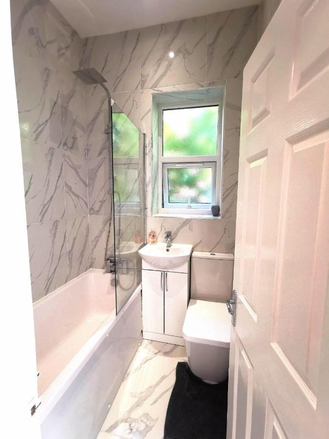 Flat-B, 4 Adults, 20 Mins To Beach, Netflix, Wifi, Sleeps 4 Adults Bournemouth Exterior foto