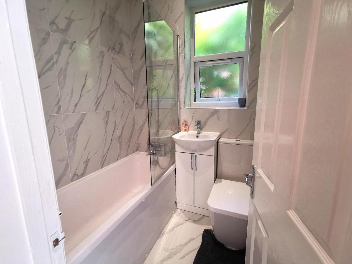 Flat-B, 4 Adults, 20 Mins To Beach, Netflix, Wifi, Sleeps 4 Adults Bournemouth Exterior foto